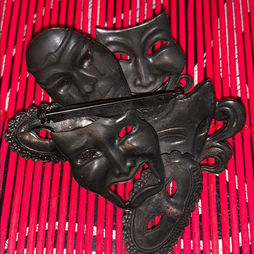 Mask 😷 brooch - Picture 3 of 3